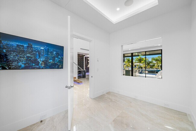 Building Photo - 2650 NE 48th Ct