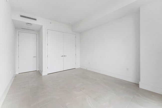 Building Photo - 220 Lake Shore Dr