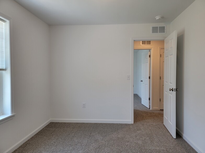 Building Photo - 130 Robert Cir