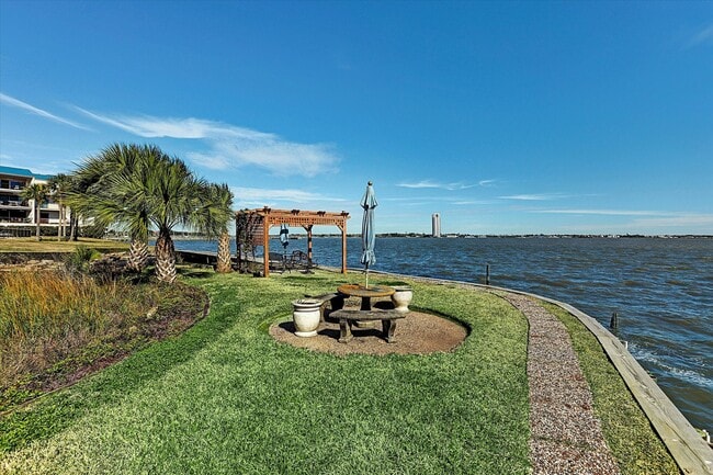 Building Photo - 351 Lakeside Ln