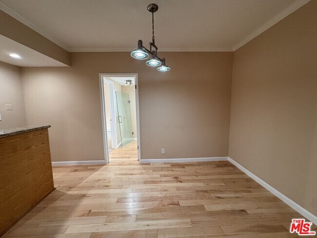 Building Photo - 8550 Holloway Dr