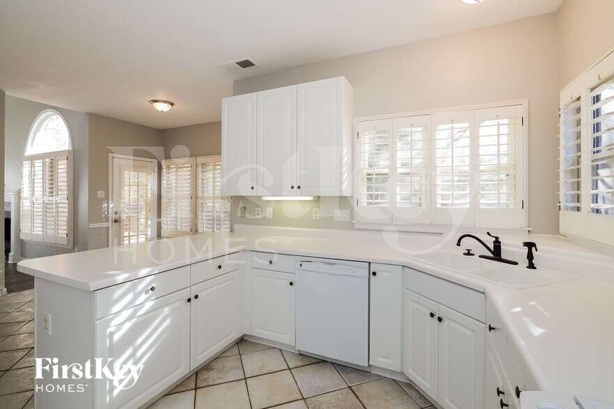 Building Photo - 8995 Country Leaf Cove