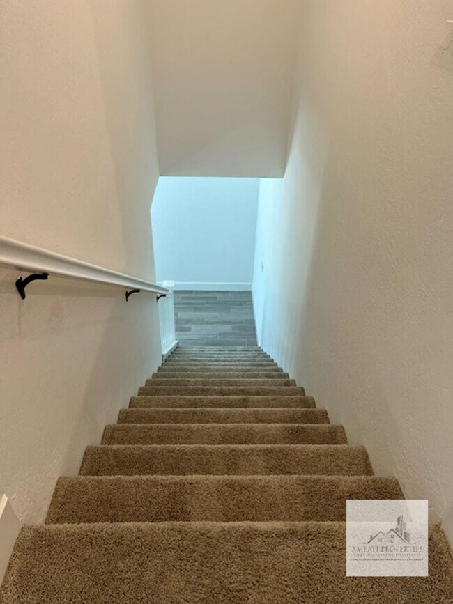 Building Photo - 2710 E Tamarind Dr