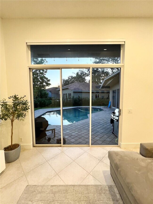 Building Photo - 3806 Oak Ridge Cir