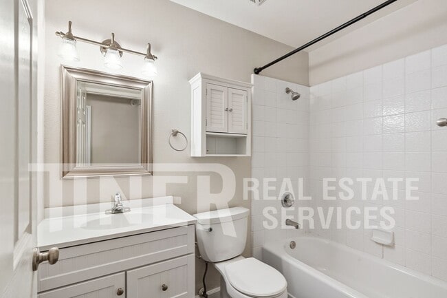 Building Photo - 9024 Leatham Ave