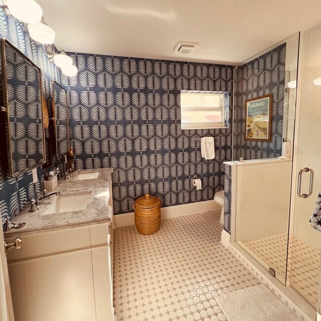 Building Photo - Stunning FULLY FURNISHED 3/2.5 entire hous...