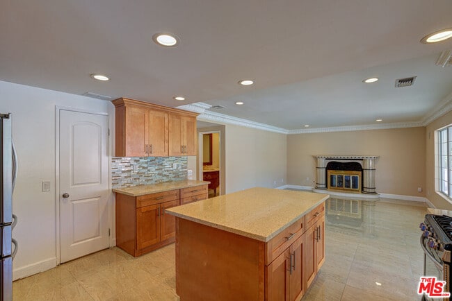 Building Photo - 4041 Alonzo Ave