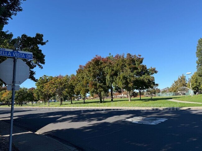 Building Photo - 500 Bella Vista Dr