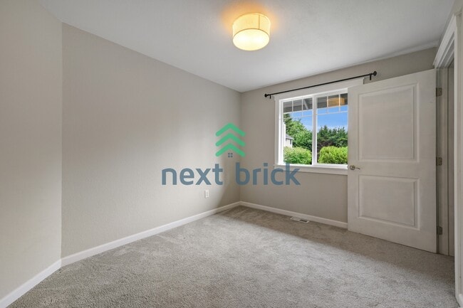 Building Photo - Move-In Ready 4 Bedroom Home in Prime Bellevue Location