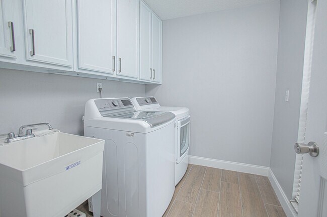Building Photo - Beautifully Updated 3/2 Pool Home with Lar...