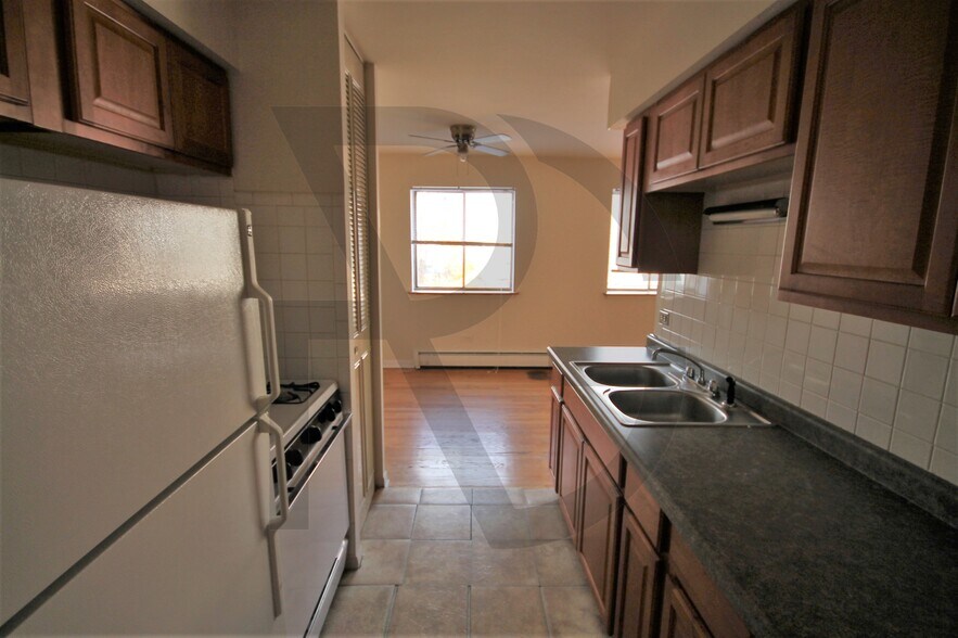 Building Photo - 502 W Briar Pl