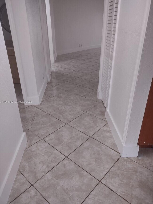 Building Photo - 1880 N Congress Ave