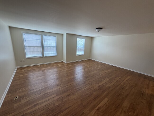 Building Photo - 542 Hollyberry Way