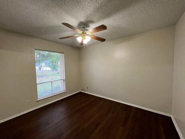 Building Photo - LOVELY 3 BEDROOM 2 BATH HOME IN NORTH EAST...