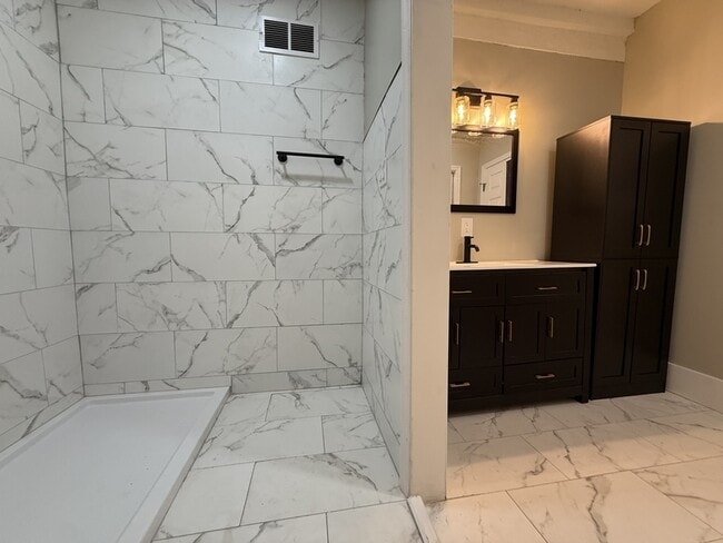 Building Photo - 728 W 39th St