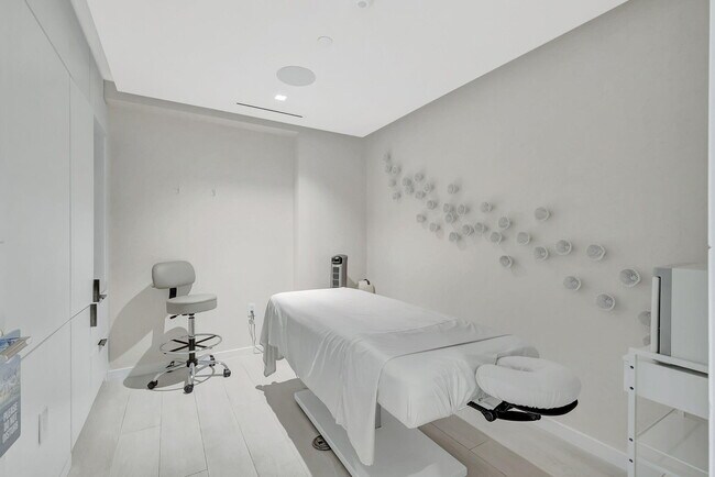 Building Photo - 200 SE Mizner Blvd