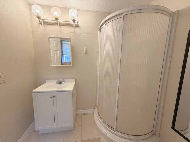 Building Photo - "Charming 3-Bed, 2-Bath on Jackson Street"