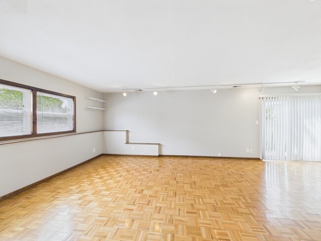 Building Photo - 4360 Mumford Dr