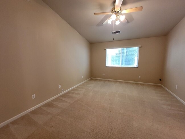 Building Photo - 3 Bedroom 2 Bathroom in NE Visalia!