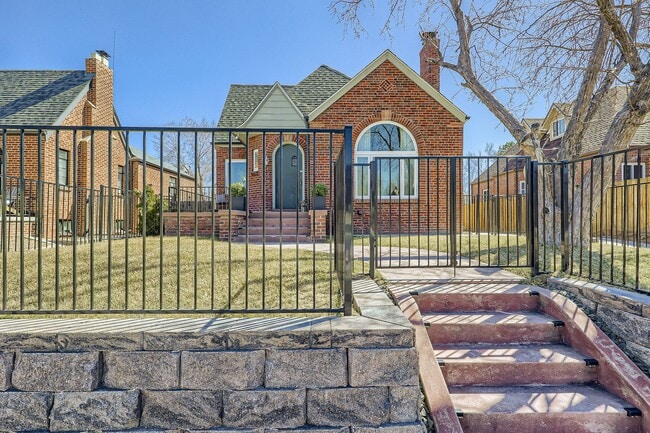 Building Photo - Available NOW! Fully Furnished 4 Bedroom 2 Bath Beautiful Home in Denver!