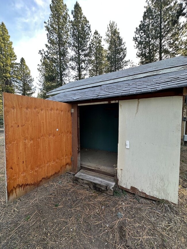 Building Photo - Adorable home in La Pine area, 1.5 acres fully fenced!!