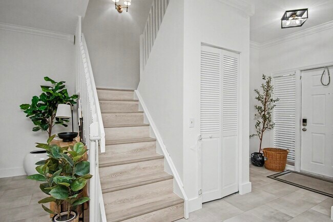 Building Photo - 6744 Via Regina