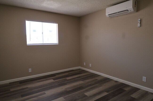 Building Photo - 430 W Moyer Ave