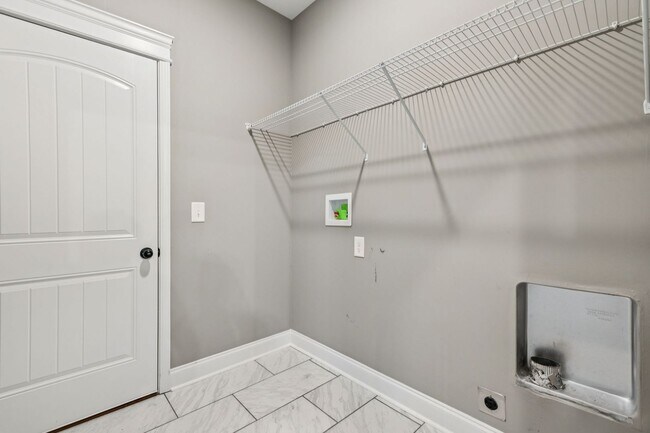 Building Photo - 3 Bedroom 2 1/2 Bathroom Home!!