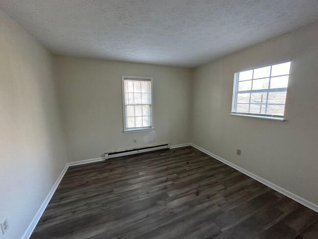 Building Photo - Split Foyer home off Old Forest Road