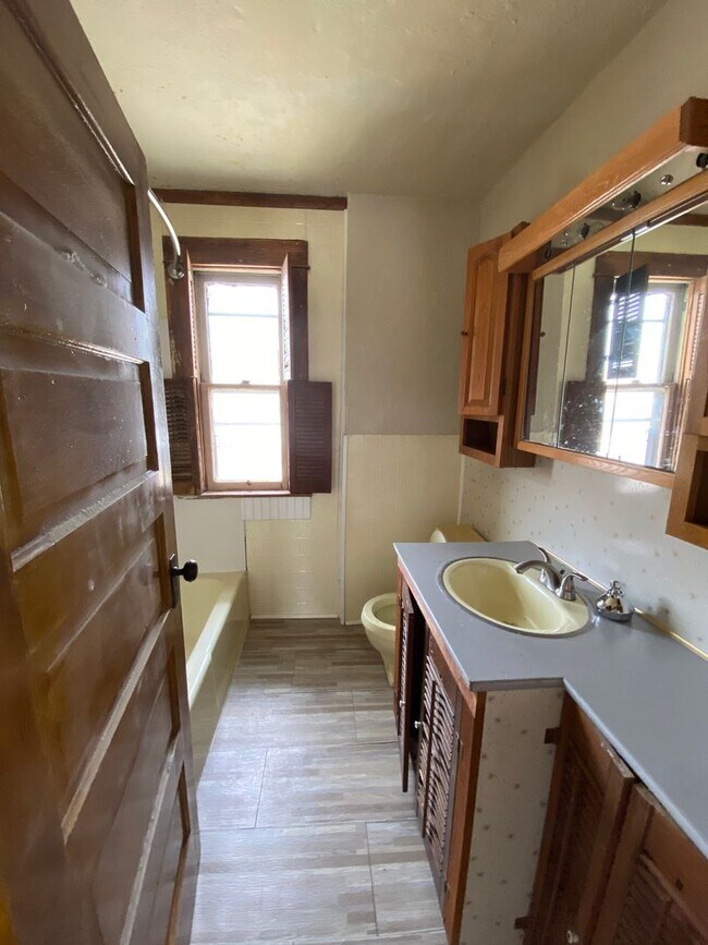 Building Photo - Spacious Home Available Now!