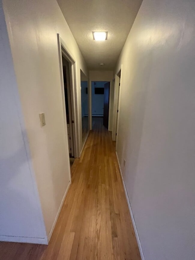Building Photo - Spacious 3 Bedroom Home Available Septembe...