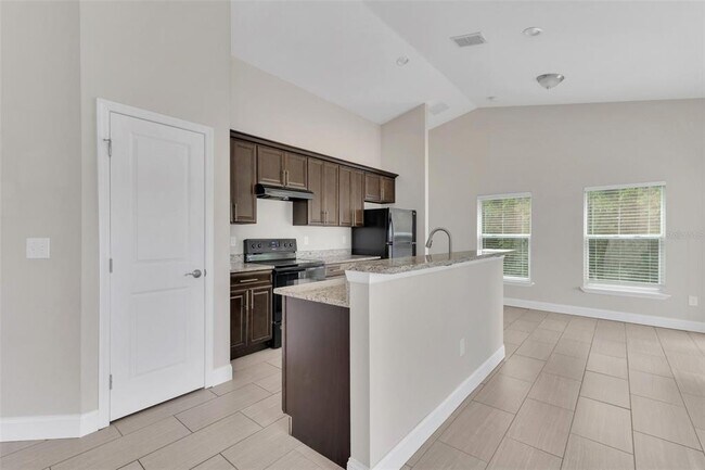 Building Photo - 2044 Hillview Cir