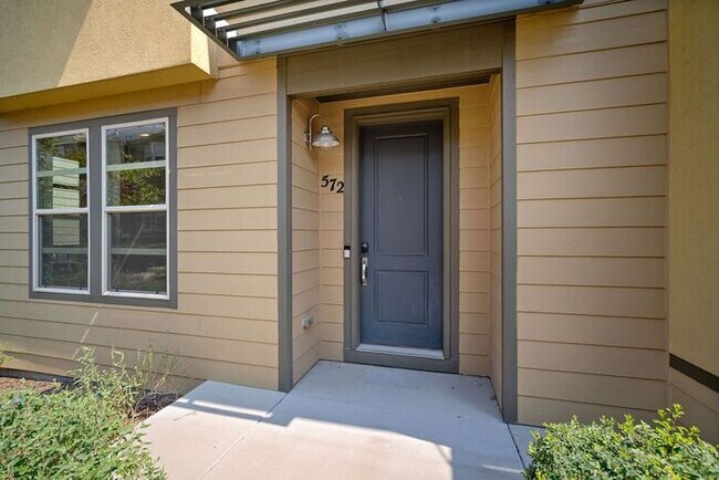 Building Photo - Modern 3BR Lakewood Townhome with 2-Car Garage
