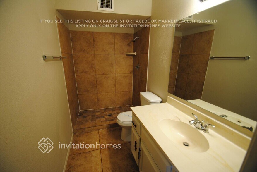 Building Photo - 834 E Glade Ave