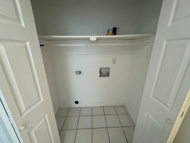 Building Photo - Gulf Breeze - Greenbriar Estates - 2 bed, 1 bath - Lawn care included