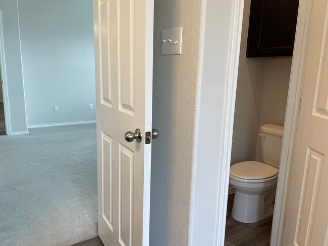 Building Photo - Available Now | Modern Single-Story 3 Bed, 2 Bath | Separate Office/Den | Big Yard | Pet Restrict...
