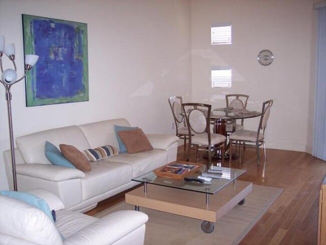 Building Photo - Luxury one bedroom south of the strip!