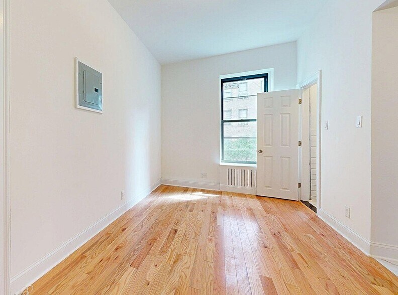 Building Photo - Central Park West