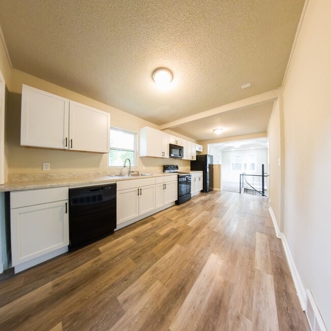 Building Photo - Updated 3 Bedroom 2.5 Bathrooms