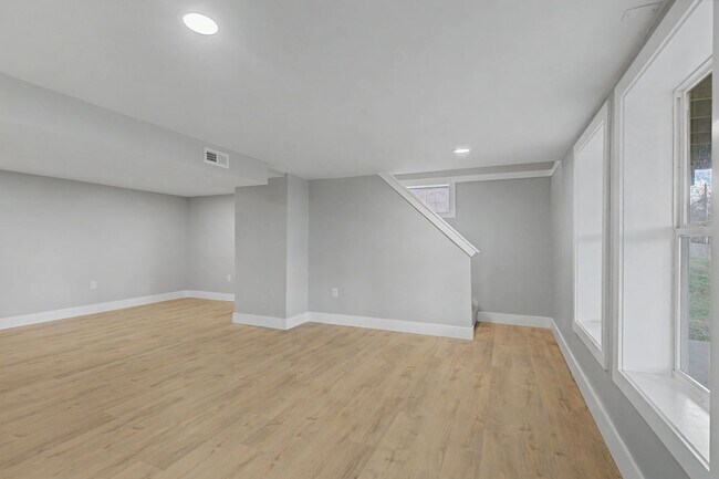 Building Photo - 534 Rosewood Dr