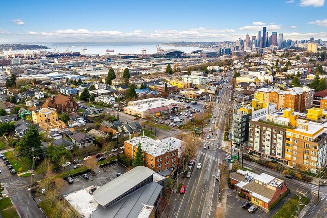 Building Photo - 2807 18th Ave S