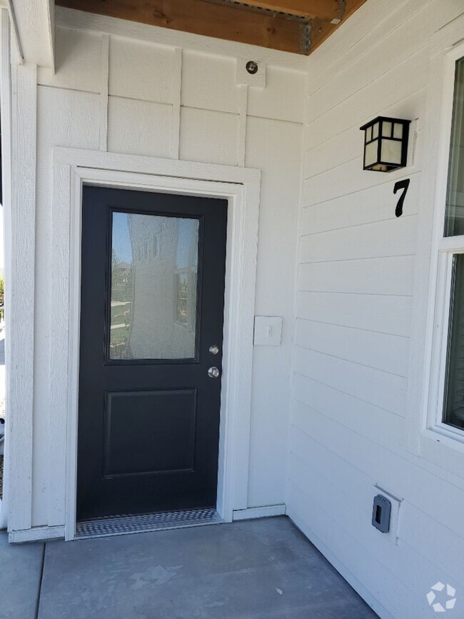 Building Photo - Fort Collins Brand New 2 Bed / 2 Bath 1st ...