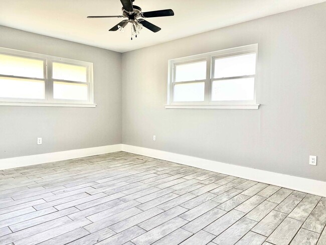 Building Photo - 735 Westbrook Dr