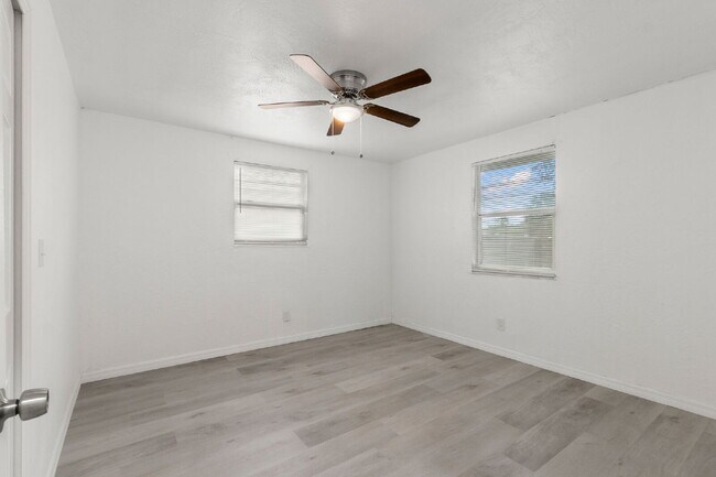 Building Photo - NEWLY RENOVATED Home For Rent in St Petersburg!