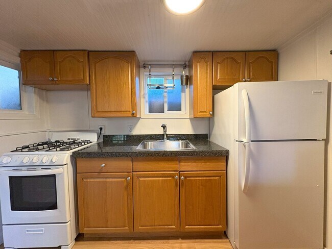 Building Photo - Charming 1BR Cottage with Private Patio