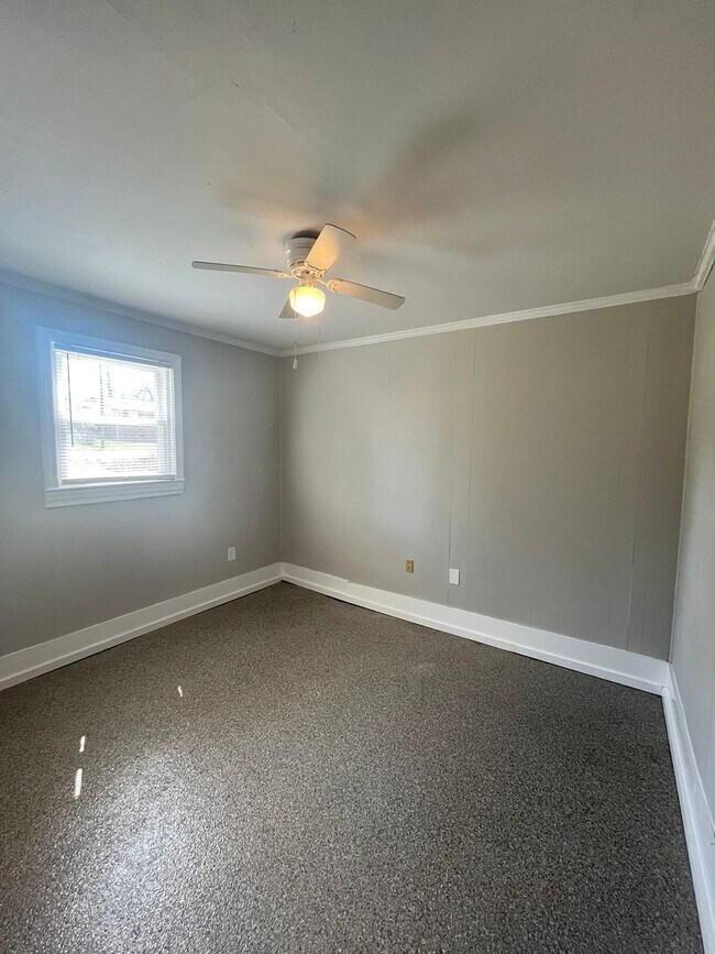 Building Photo - Travelers Rest !! 3 BR, 2 BA with Great Living Space - Den, Bonus Room, Primary Suite has a HUGE ...