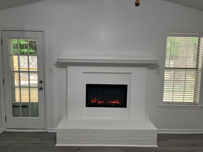 Building Photo - 3BD/2BA Home minutes from Dam Neck/Oceana Bases! Updated Throughout! Attached One Car Garage!