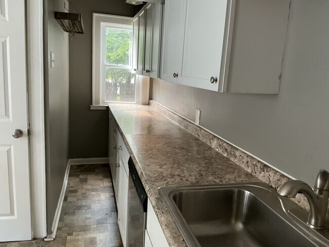 Building Photo - 3 Bedroom Single Family Home
