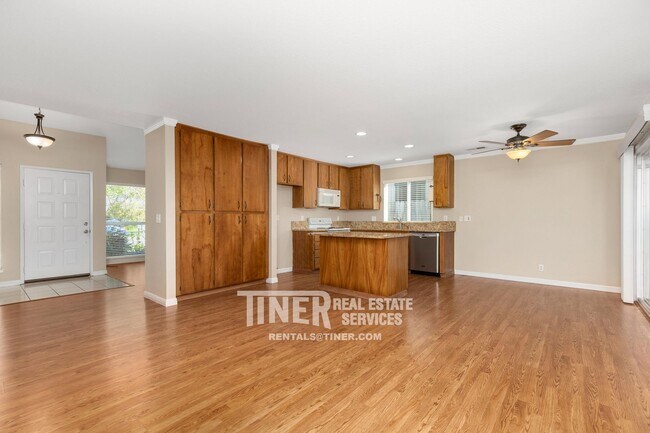 Building Photo - 8052 Phoebe Way