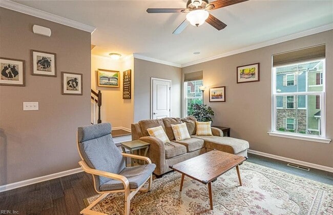 Building Photo - Gorgeous Tri-Level Condo